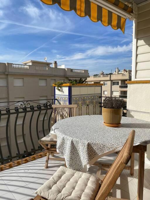 Cal Salmare Seafront Apartment With Rooftop Terrace And Pool Calafell Exteriör bild