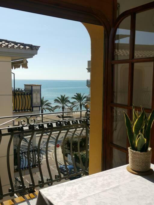 Cal Salmare Seafront Apartment With Rooftop Terrace And Pool Calafell Exteriör bild